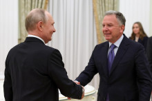 Rusk&yacute; prezident Vladimir Putin (vľavo) a osobitn&yacute; vyslanec Spojen&yacute;ch &scaron;t&aacute;tov Steve Witkoff. FOTO: TASR/AP