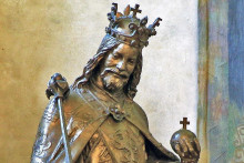 Socha Karola IV. vo veľkej aule Karol&iacute;na, najstar&scaron;ej historickej budovy Univerzity Karlovej v Prahe.