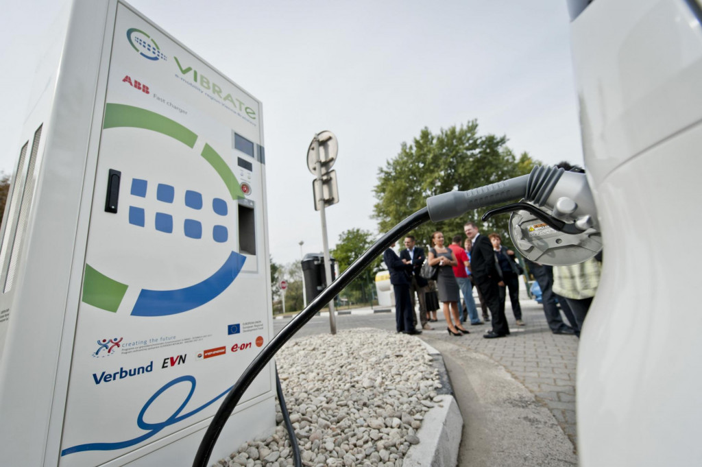 R&yacute;chlonab&iacute;jacia stanica pre elektromobily. FOTO: TASR/Michal Sv&iacute;tok