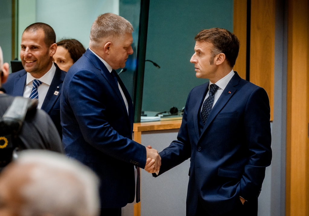 Premi&eacute;r Robert Fico a franc&uacute;zsky prezident Emmanuel Macron. FOTO: Facebook premi&eacute;ra Roberta Fica