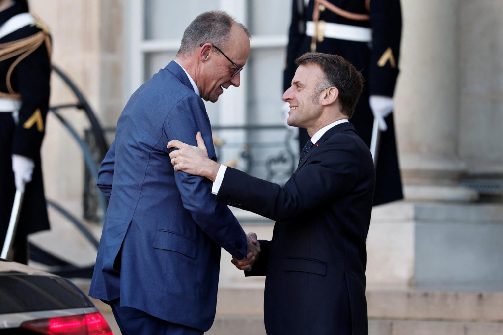 Franc&uacute;zsky prezident Emmanuel Macron v&iacute;ta nemeck&eacute;ho kancel&aacute;ra Friedricha Merza v Par&iacute;ži, ale dobre vie, že ekonomika euroz&oacute;ny dlhodobo stagnuje. FOTO: REUTERS