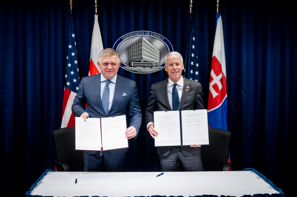 Na sn&iacute;mke slovensk&yacute; premi&eacute;r Robert Fico a minister energetiky USA Christopher A. Wright p&oacute;zuj&uacute; s podp&iacute;san&yacute;mi dokumentami o spolupr&aacute;ci USA a Slovenska v oblasti civilnej jadrovej energetiky vo Washingtone 16. janu&aacute;ra 2026.

FOTO: &Uacute;rad vl&aacute;dy SR