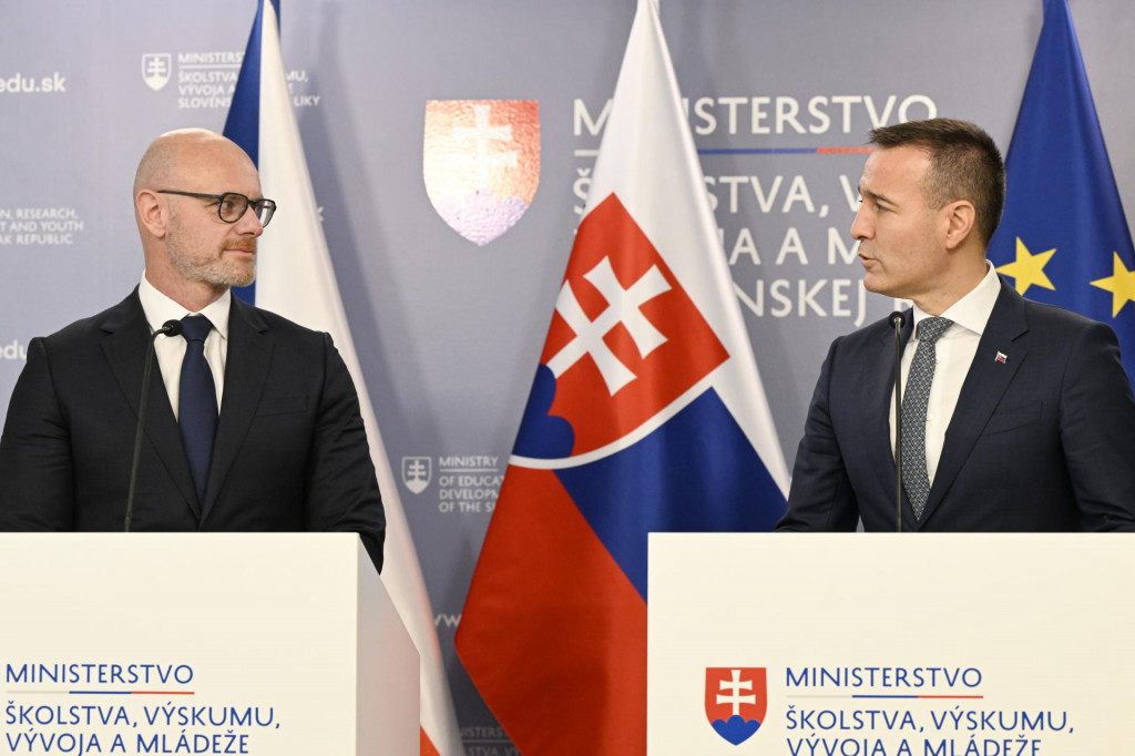 Minister &scaron;kolstva, v&yacute;skumu, v&yacute;voja a ml&aacute;deže Tom&aacute;&scaron; Drucker (vpravo) a nov&yacute; minister &scaron;kolstva Českej republiky Robert Plaga (vľavo). FOTO: TASR/Pavel Neubauer