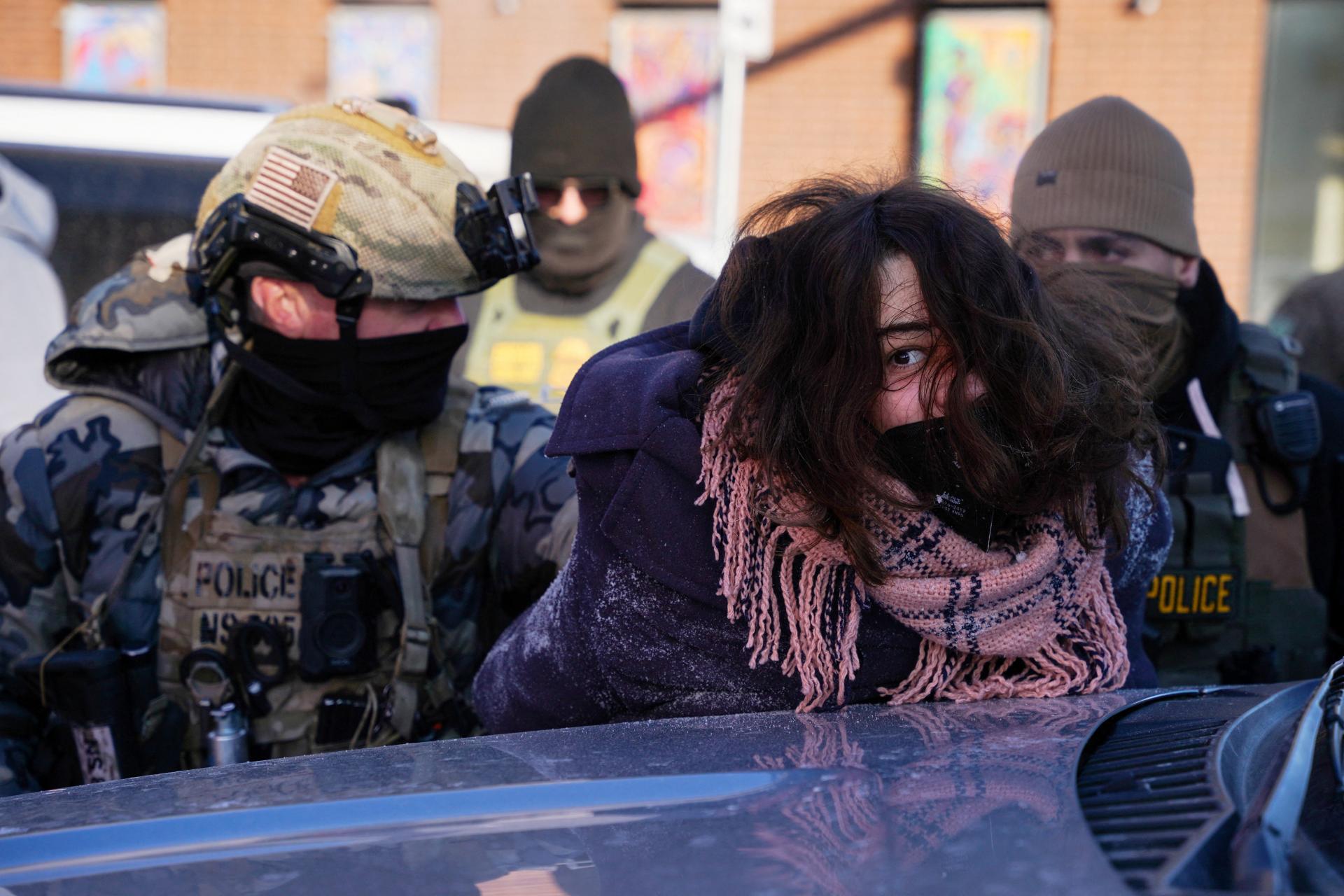 V Minneapolise demonštrovali tisíce ľudí proti agentom ICE. Polícia zadržala aj desiatky duchovných