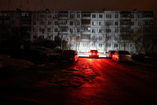 Obytn&aacute; budova počas v&yacute;padku pr&uacute;du v Belgorode. FOTO: Reuters