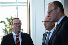 Nemeck&yacute; kancel&aacute;r Friedrich Merz  s nemeck&yacute;m ministrom obrany Borisom Pistoriusom a nemeck&yacute;m ministrom vn&uacute;tra Alexandrom Dobrindtom. FOTO: Reuters