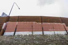 Hrdzav&eacute; protihlukov&eacute; panely na diaľnici D4 a r&yacute;chlostnej ceste R7 v Bratislave. FOTO: TASR/Martin Baumann