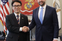 Juhok&oacute;rejsk&yacute; premi&eacute;r Kim Min-sok sa v piatok v Bielom dome stretol s viceprezidentom USA J. D. Vanceom. FOTO: Kancel&aacute;ria premi&eacute;ra Južnej K&oacute;rey