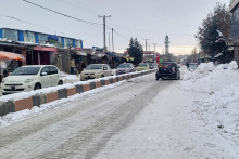 Zasnežen&aacute; ulica v afganskom meste Ghazn&iacute;, juhoz&aacute;padne od K&aacute;bulu. FOTO: TASR/AP