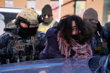 Feder&aacute;lni imigračn&iacute; agenti zat&yacute;kaj&uacute; osobu v Minneapolise v Minnesote. FOTO: Reuters