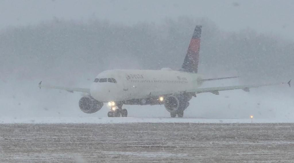 Lietadlo spoločnosti Delta Air Lines sa pripravuje na vzlet počas zimnej b&uacute;rky na medzin&aacute;rodnom letisku Greater Rochester v Rochesteri v &scaron;t&aacute;te New York. FOTO: Reuters