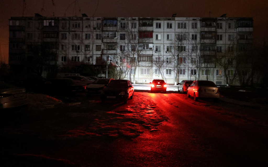 Obytn&aacute; budova počas v&yacute;padku pr&uacute;du v Belgorode. FOTO: Reuters