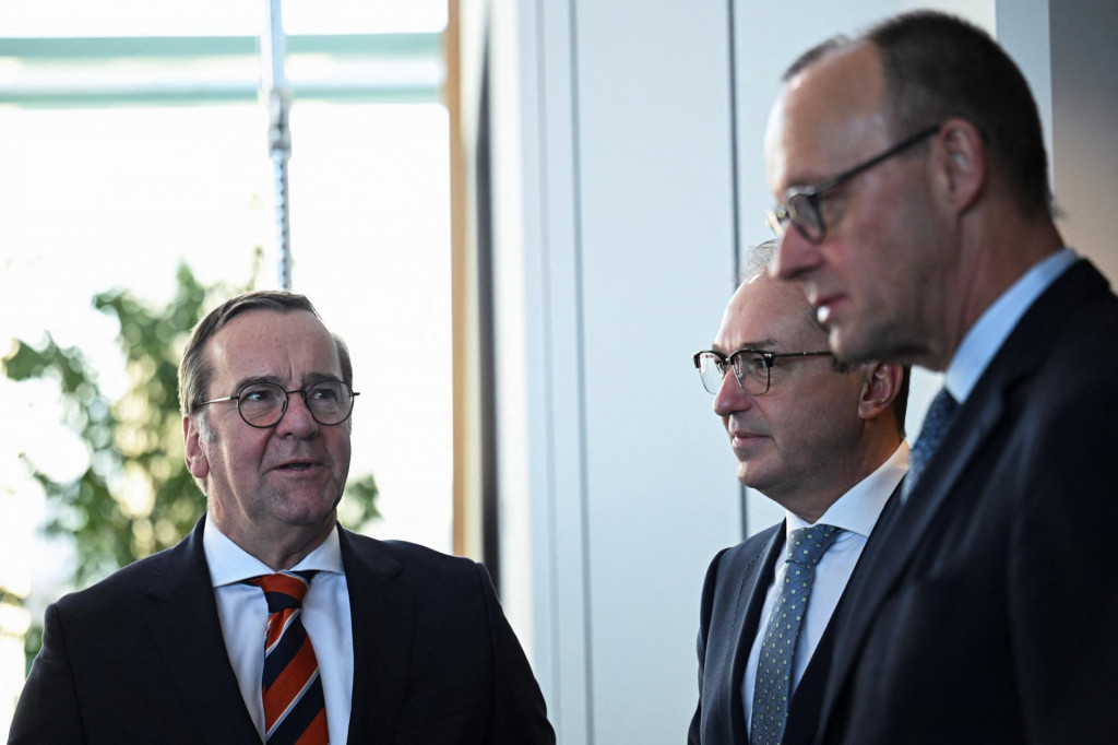 Nemeck&yacute; kancel&aacute;r Friedrich Merz  s nemeck&yacute;m ministrom obrany Borisom Pistoriusom a nemeck&yacute;m ministrom vn&uacute;tra Alexandrom Dobrindtom. FOTO: Reuters