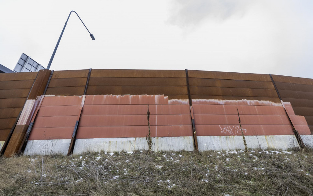 Hrdzav&eacute; protihlukov&eacute; panely na diaľnici D4 a r&yacute;chlostnej ceste R7 v Bratislave. FOTO: TASR/Martin Baumann