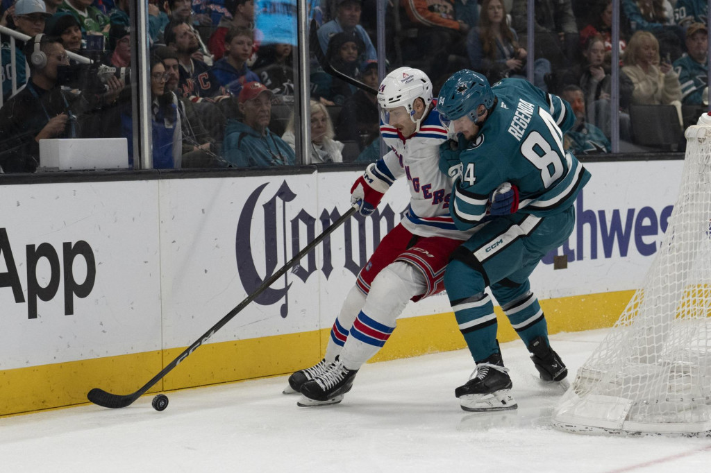Obranca New York Rangers Carson Soucy a ľav&eacute; kr&iacute;dlo San Jose Sharks Pavol Regenda. FOTO: Reuters/Stan Szeto-Imagn Images