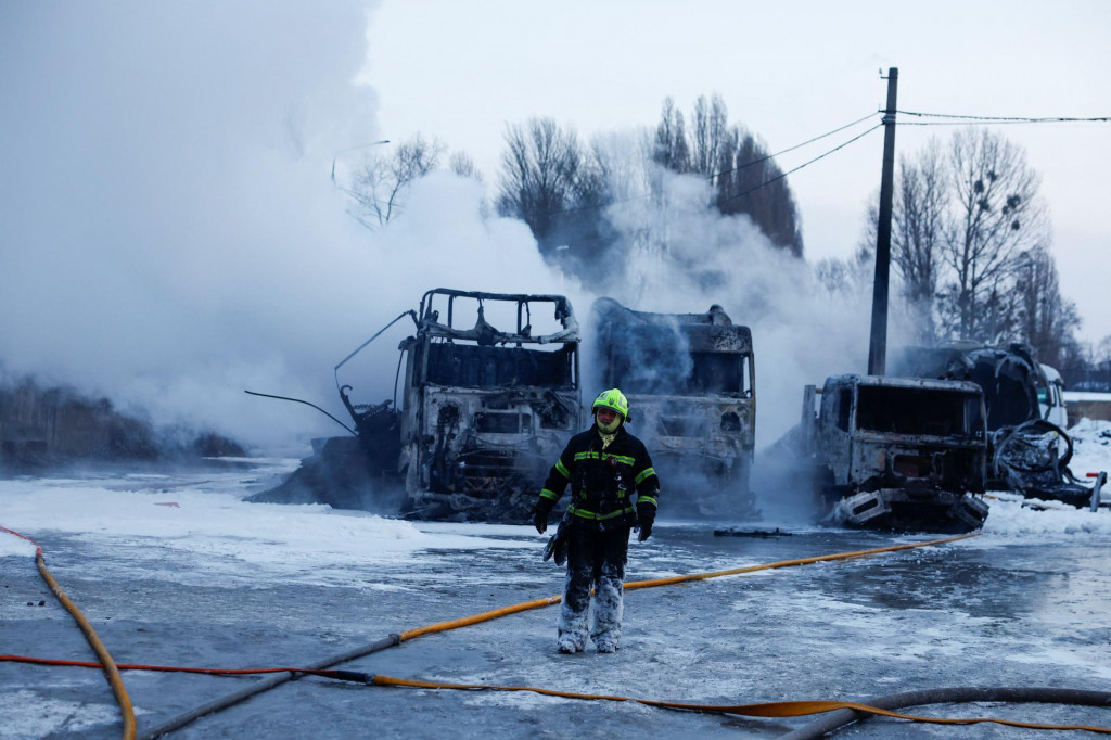 Hasič pred kami&oacute;nmi zničen&yacute;mi počas nočn&yacute;ch &uacute;tokov rusk&yacute;ch dronov a rakiet v Kyjeve. FOTO: Reuters