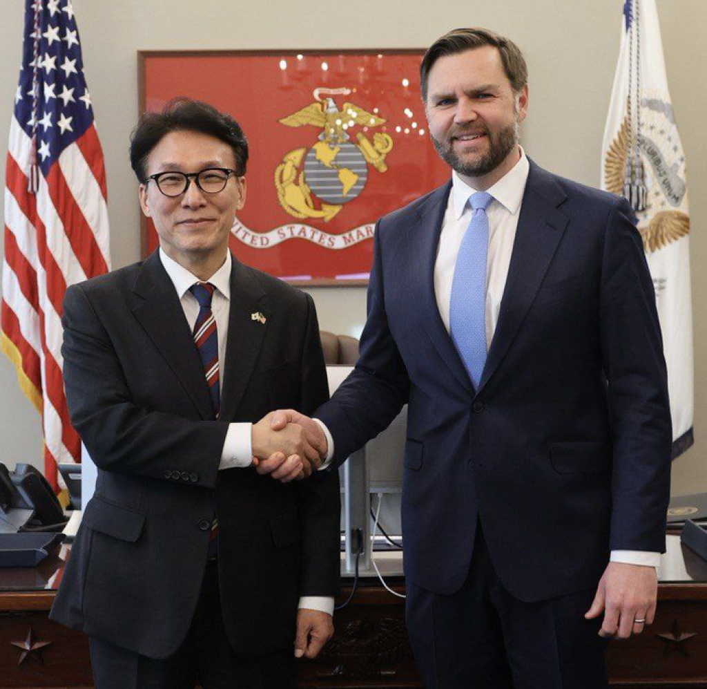 Juhok&oacute;rejsk&yacute; premi&eacute;r Kim Min-sok sa v piatok v Bielom dome stretol s viceprezidentom USA J. D. Vanceom. FOTO: Kancel&aacute;ria premi&eacute;ra Južnej K&oacute;rey