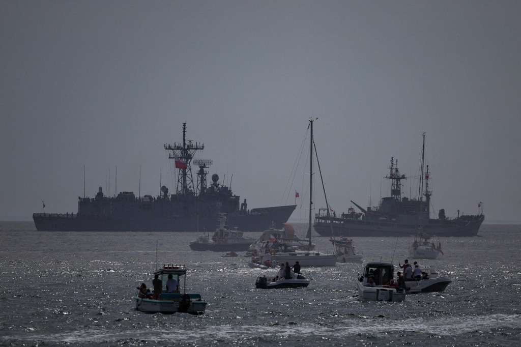 Lode poľsk&eacute;ho n&aacute;morn&iacute;ctva sa z&uacute;častňuj&uacute; na n&aacute;mornej prehliadke počas Dňa ozbrojen&yacute;ch s&iacute;l. FOTO: Reuters