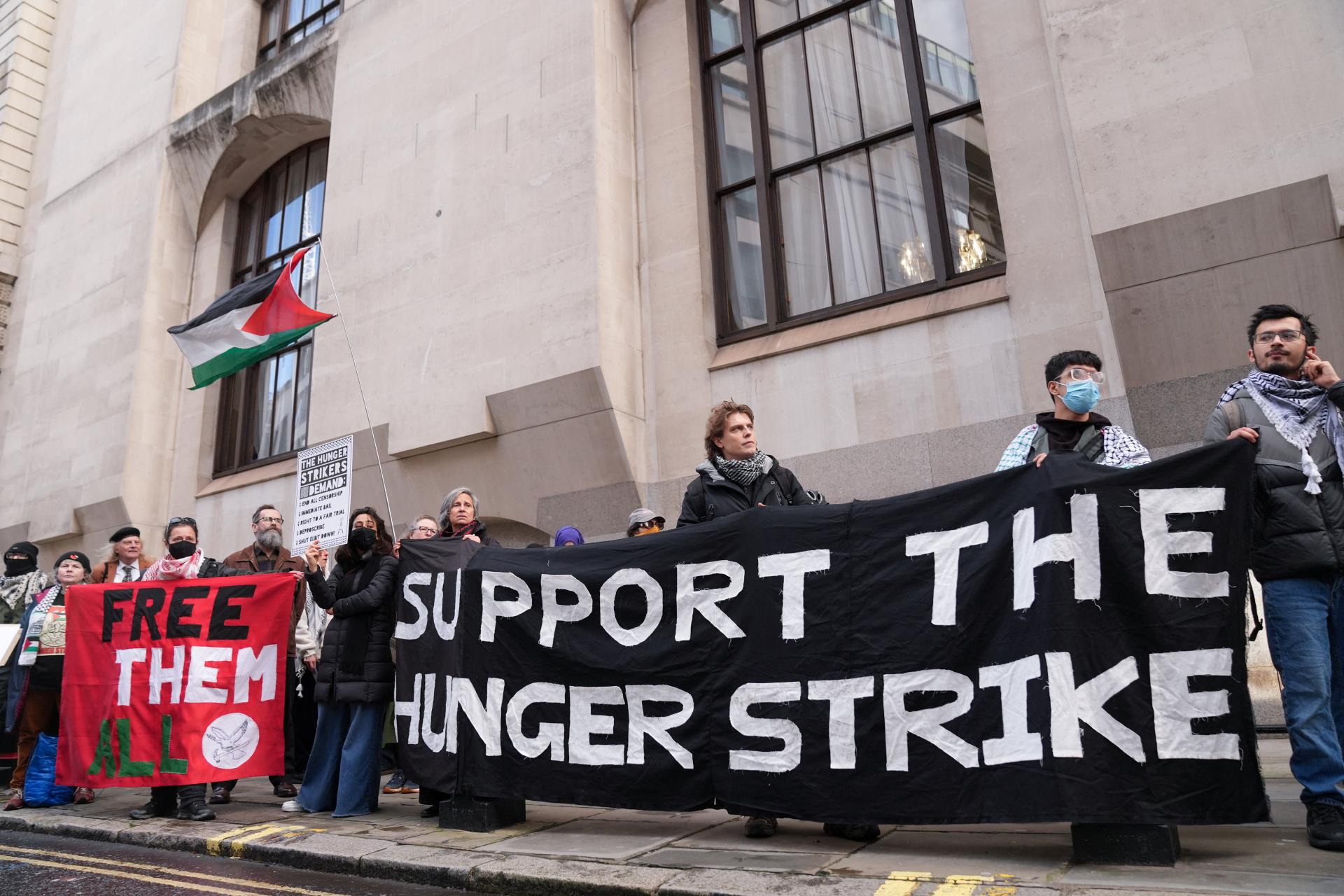 V Brit&aacute;nii zadržali demon&scaron;trantov podporuj&uacute;cich aktivistu z Palestine Action, prenikli do are&aacute;lu v&auml;znice