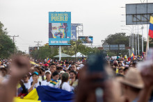 Ľudia sa z&uacute;častňuj&uacute; zhromaždenia vo Venezuele, kde požaduj&uacute; prepustenie zosaden&eacute;ho prezidenta Nicolasa Madura a jeho manželky. FOTO: Reuters