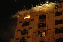 Miesto v&yacute;buchu a požiaru v budove v mestskej časti Bronx v New Yorku. FOTO: Reuters