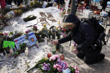 Proviz&oacute;rny pam&auml;tn&iacute;k na mieste, kde Alexa Prettiho zastrelili feder&aacute;lni imigračn&iacute; agenti. FOTO: Reuters