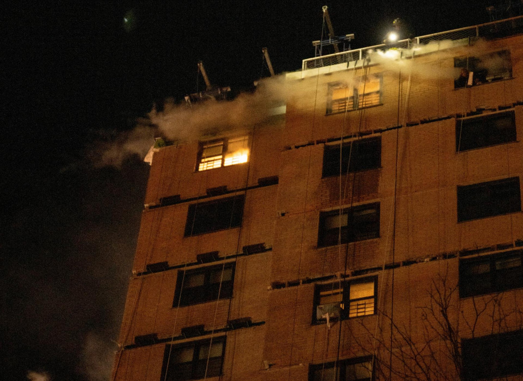 Miesto v&yacute;buchu a požiaru v budove v mestskej časti Bronx v New Yorku. FOTO: Reuters