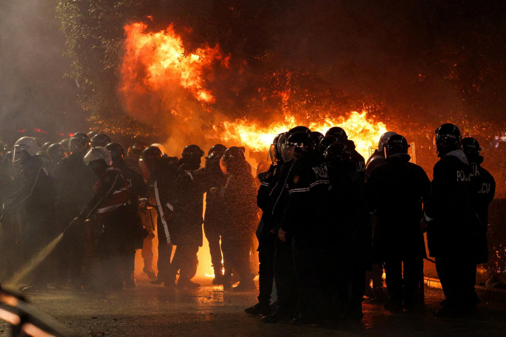 V alb&aacute;nskom hlavnom meste Tirana vypukli pot&yacute;čky medzi pol&iacute;ciou a opozičn&yacute;mi demon&scaron;trantmi. FOTO: Reuters
