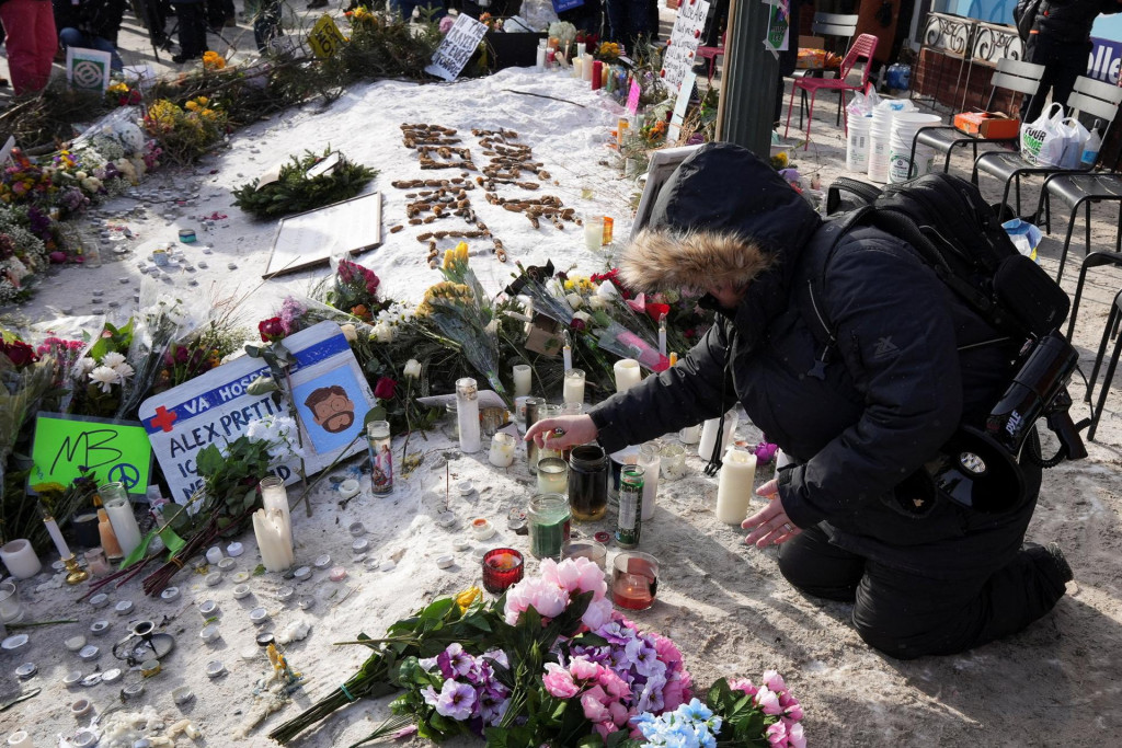 Proviz&oacute;rny pam&auml;tn&iacute;k na mieste, kde Alexa Prettiho zastrelili feder&aacute;lni imigračn&iacute; agenti. FOTO: Reuters