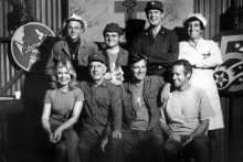 M*A*S*H z roku 1977. Predn&yacute; rad: zľava-Loretta Switov&aacute;, Harry Morgan, Alan Alda, Mike Farrell. Zadn&yacute; rad zľava-William Christopher, Gary Burghoff, David Ogden Stiers a Jamie Farr. FOTO: Wikimedia/CBS Television
