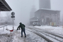 Žena odhŕňa sneh na ceste - ilustračn&aacute; fotografia. FOTO: TASR/AP