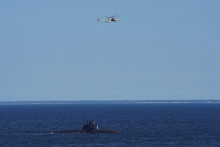 Ilustračn&aacute; fotografia. Ponorka U-32 sa plav&iacute; počas cvičenia Northern Coasts 2023 v Baltskom mori. FOTO: Reuters