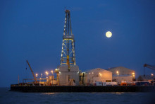 Ropn&aacute; plo&scaron;ina na pobrežnom ropnom poli Ka&scaron;agan v Kaspickom mori v z&aacute;padnom Kazachstane. FOTO: Reuters
