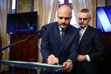 Česk&yacute; miliard&aacute;r Michal Strnad, predseda predstavenstva a majiteľ v&yacute;robcu mun&iacute;cie a zbran&iacute; Czechoslovak Group, podpisuje certifik&aacute;t vedľa gener&aacute;lneho riaditeľa spoločnosti Euronext Amsterdam Reneho van Vlerkena pri pr&iacute;ležitosti obchodn&eacute;ho debutu Czechoslovak Group na burze Euronext Amsterdam. FOTO: Reuters