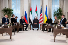 Prezident Spojen&yacute;ch arabsk&yacute;ch emir&aacute;tov Muhammad bin Z&aacute;jid Sult&aacute;n Nahj&aacute;n prij&iacute;ma ved&uacute;cich deleg&aacute;ci&iacute; z&uacute;častňuj&uacute;cich sa na trojstrann&yacute;ch rozhovoroch medzi Spojen&yacute;mi &scaron;t&aacute;tmi, Ruskom a Ukrajinou. FOTO: Reuters