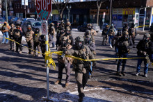 Agenti americk&eacute;ho Imigračn&eacute;ho a coln&eacute;ho &uacute;radu použ&iacute;vaj&uacute; slzotvorn&yacute; plyn po streľbe v Minneapolise. FOTO: TASR/AP