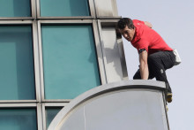 Americk&yacute; horolezec Alex Honnold počas voľn&eacute;ho v&yacute;stupu na mrakodrap Tchaj-pej 101 v taiwanskej metropole Tchaj-pej.