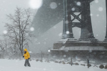 V New Yorku by mohlo napadn&uacute;ť 40 až 60 centimetrov snehu. FOTO: Reuters