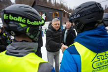 Predseda vl&aacute;dy Robert Fico (Smer-SD) sa prihov&aacute;ra žiakom Strednej odbornej &scaron;koly remesiel v Považskej Bystrici v lyžiarskom stredisku Snowparadise Veľk&aacute; Rača O&scaron;čadnica v okrese Čadca. FOTO: TASR/Daniel Stehl&iacute;k
