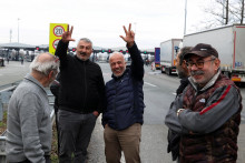 Protest vodičov kami&oacute;nov a z&aacute;stupcov odborov v doprave na hraničn&yacute;ch priechodoch medzi Srbskom a Chorv&aacute;tskom. FOTO: Reuters