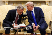 Americk&yacute; prezident Donald Trump sa stretol s kanadsk&yacute;m premi&eacute;rom Markom Carneym. FOTO: Reuters