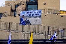 Telo Rana Gviliho bolo posledn&yacute;m nach&aacute;dzaj&uacute;cim sa v palest&iacute;nskej enkl&aacute;ve od &uacute;toku militantn&eacute;ho hnutia Hamas na juh Izraela. FOTO: Reuters
