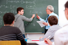 Situ&aacute;ciu v pedagogick&yacute;ch zboroch často zachraňuj&uacute; učitelia v d&ocirc;chodkovom veku. FOTO: Dreamstime
