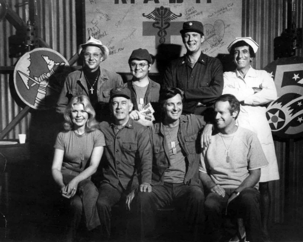 M*A*S*H z roku 1977. Predn&yacute; rad: zľava-Loretta Switov&aacute;, Harry Morgan, Alan Alda, Mike Farrell. Zadn&yacute; rad zľava-William Christopher, Gary Burghoff, David Ogden Stiers a Jamie Farr. FOTO: Wikimedia/CBS Television