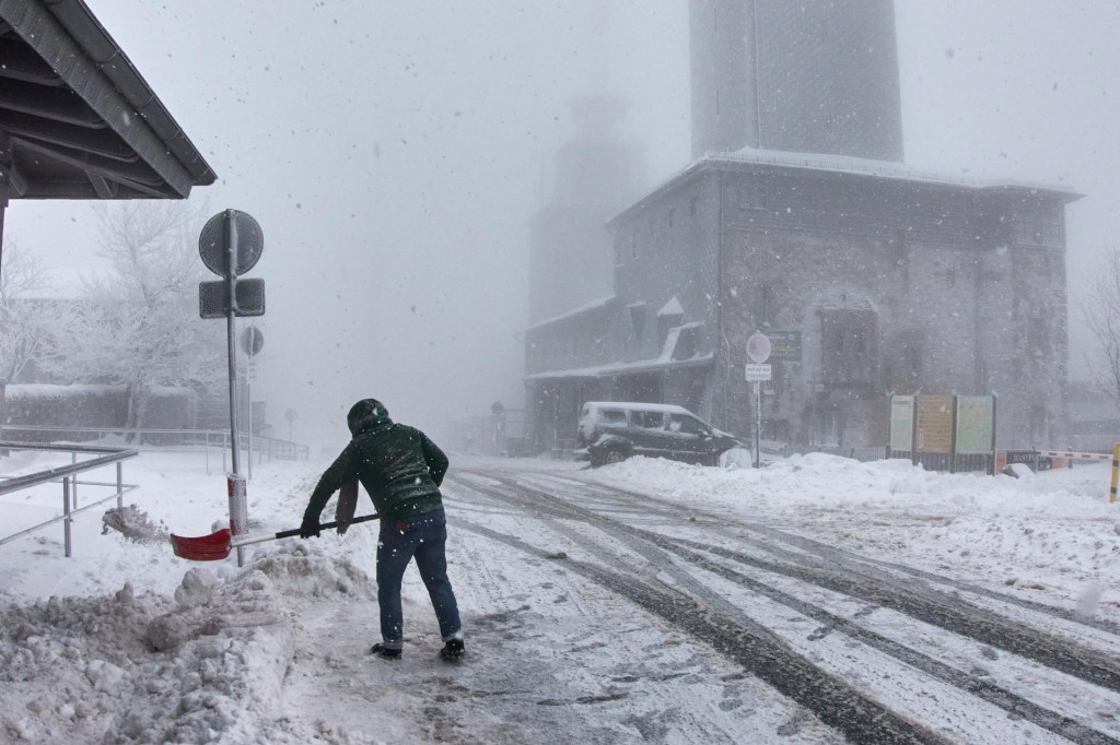 Žena odhŕňa sneh na ceste - ilustračn&aacute; fotografia. FOTO: TASR/AP