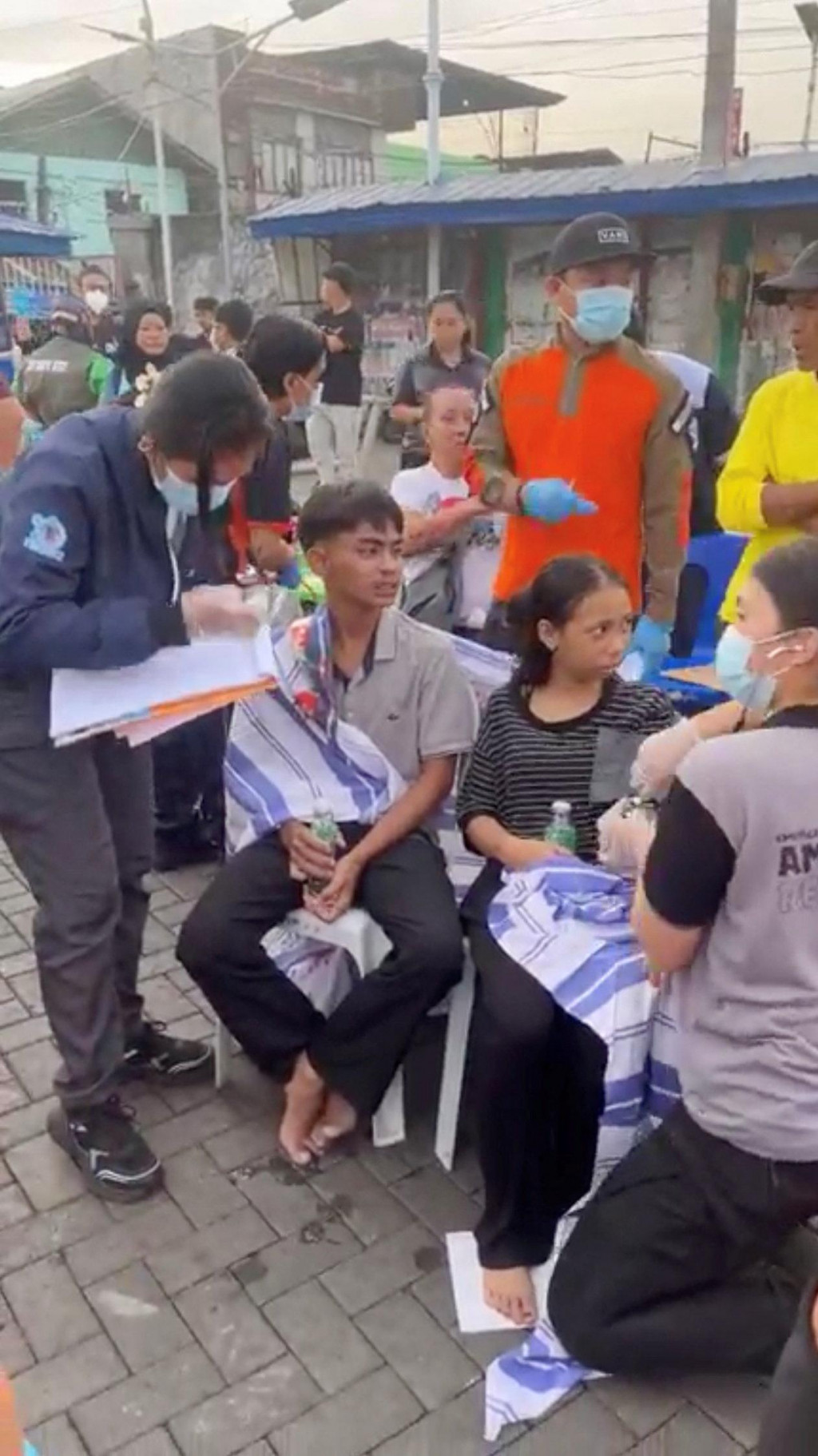 Obeť nehody trajektu dost&aacute;va lek&aacute;rsku pomoc po pr&iacute;chode do pr&iacute;stavu Isabela v provincii Basilan na juhu Filip&iacute;n. FOTO: Reuters