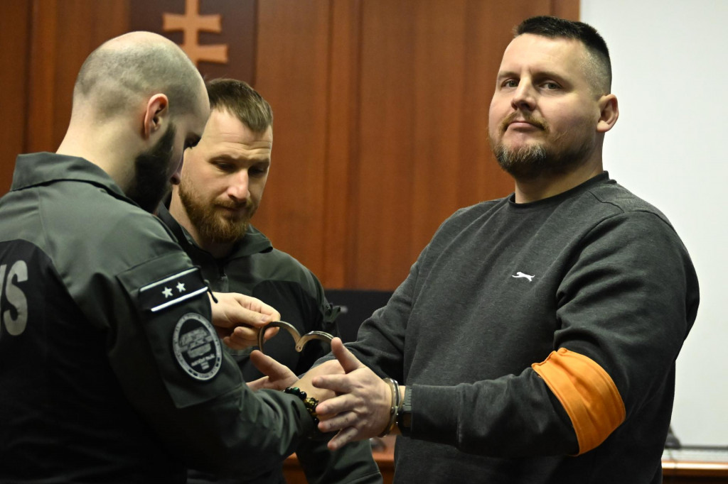 Na sn&iacute;mke vpravo Daniel Bombic v sprievode justičnej str&aacute;že prich&aacute;dza na s&uacute;dne pojedn&aacute;vanie na &Scaron;pecializovanom trestnom s&uacute;de v Pezinku. FOTO: TASR/Martin Baumann