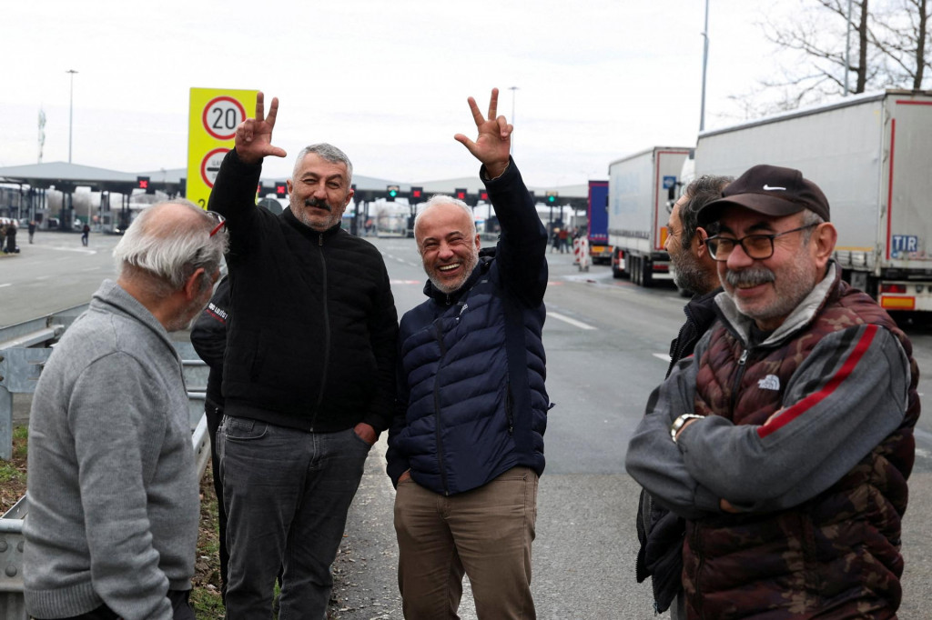 Protest vodičov kami&oacute;nov a z&aacute;stupcov odborov v doprave na hraničn&yacute;ch priechodoch medzi Srbskom a Chorv&aacute;tskom. FOTO: Reuters