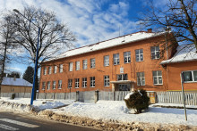 Na sn&iacute;mke budova gymn&aacute;zia v Spi&scaron;skej Starej Vsi v piatok 16. janu&aacute;ra 2026. V piatok 16. janu&aacute;ra uplynul rok od trag&eacute;die, pri ktorej po &uacute;toku na Gymn&aacute;ziu v Spi&scaron;skej Starej Vsi pri&scaron;li o život &scaron;tudentka a z&aacute;stupkyňa &scaron;koly.  FOTO: TASR