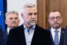 Poslanec N&aacute;rodnej rady J&aacute;n Richter (Smer-SD), podpredseda NR SR Tibor Ga&scaron;par (Smer-SD) a poslanec NR SR R&oacute;bert Puci (Hlas-SD). FOTO: TASR/Jakub Kotian